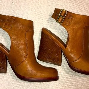 Kork-Ease block heel sandal. Very comfortable all day wear. Gorgeous leather.